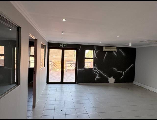 113M² OFFICE TO LET IN FOURWAYS